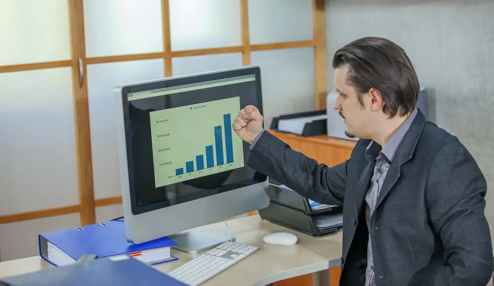 Como consultar quantas empresas uma pessoa tem no nome?
