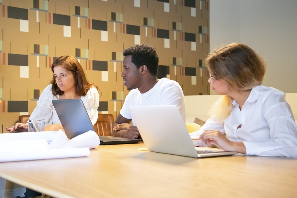Estratégias para promover diversidade e inclusão no ambiente de trabalho