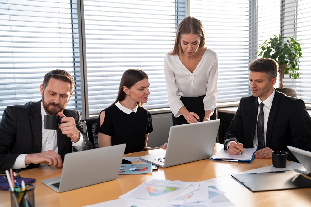 Estratégias Eficazes para Criar um Playbook Comercial e Escalar sua Equipe de Vendas Como montar um playbook comercial para escalar sua equipe de vendas